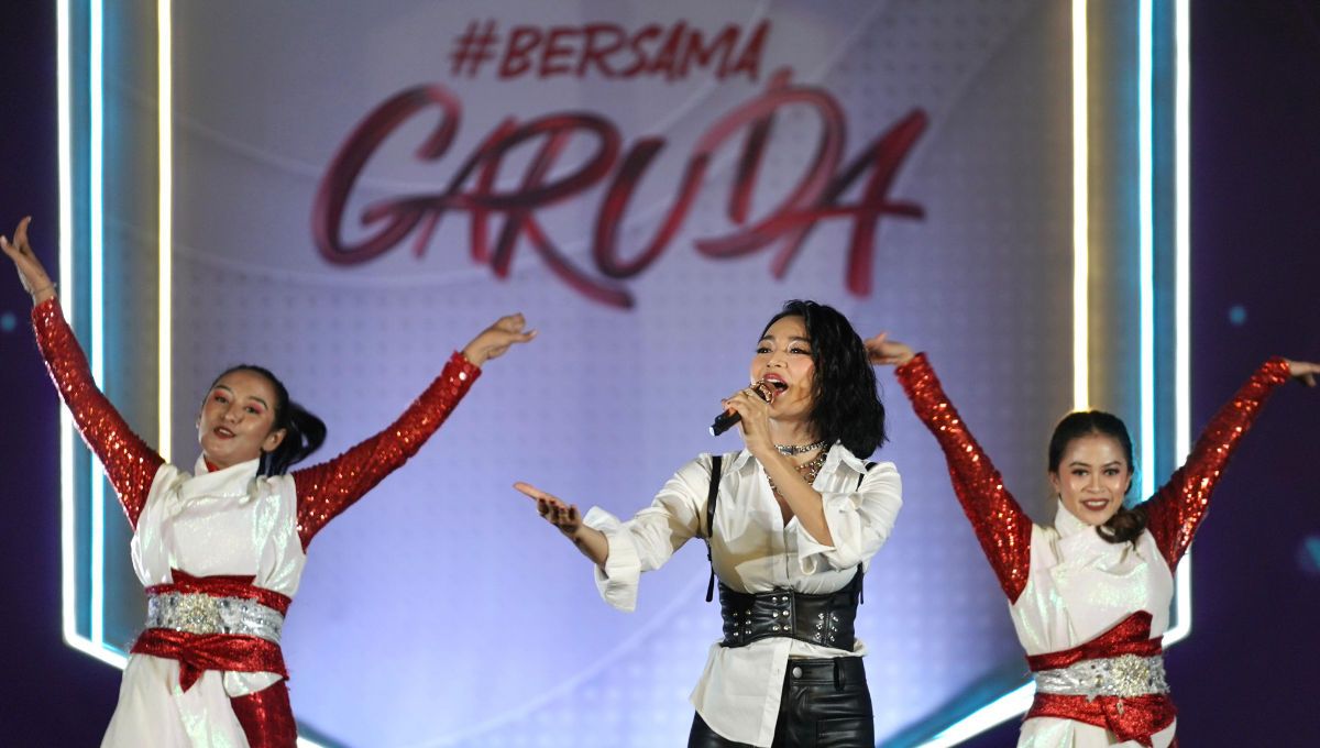 Penyanyi Wika Salim saat menyanyikan lagu resmi Timnas Indonesia berjudul Bersama Garuda pada acara Partner Summit di Jakarta, Rabu (27/09/23). Copyright: © PSSI