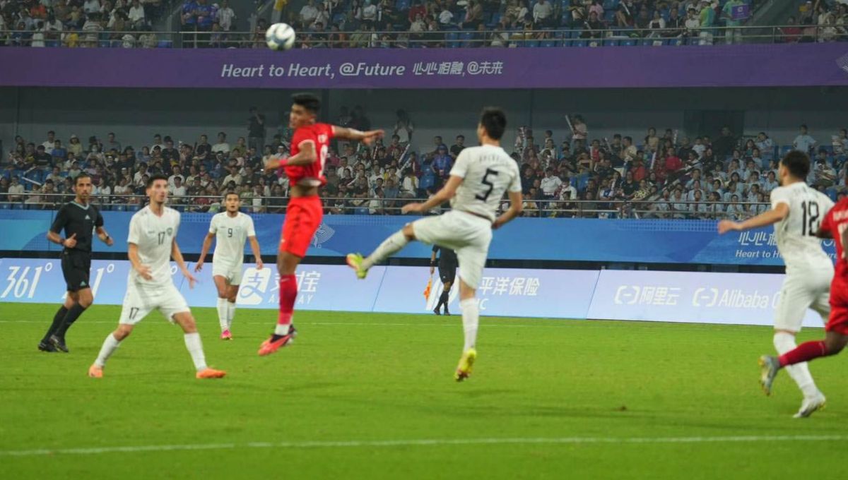 Pertandingan 16 besar Asian Games 2022 antara Timnas Indonesia U-24 vs Uzbekistan pada Kamis (28/09/23). Copyright: © NOC Indonesia/Naif Al'As