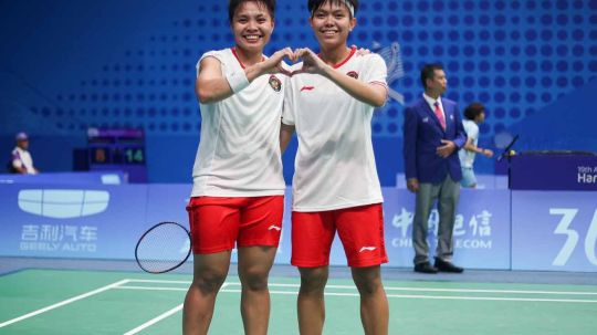 Pasangan ganda putri Indonesia, Apriyani Rahayu/Siti Fadia Silva Ramadhanti pada badminton beregu putri Asian Games 2022 di Binjiang Gymnasium, Jumat (29/09/23). (Foto: NOC Indonesia/Naif Al Copyright: © NOC Indonesia/Naif Al