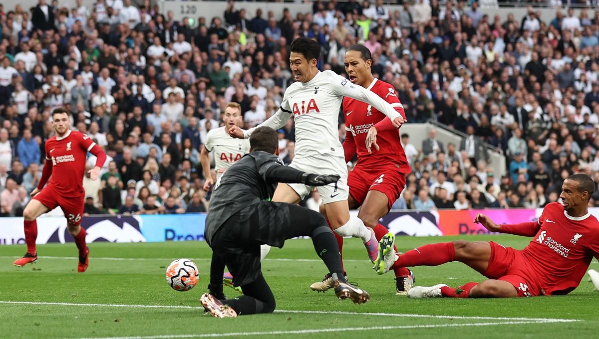 Momen Son Heung-min saat mencetak gol ke gawang Liverpool di pekan ke-7 Liga Inggris 2023-2024 Copyright: © REUTERS/David Klein