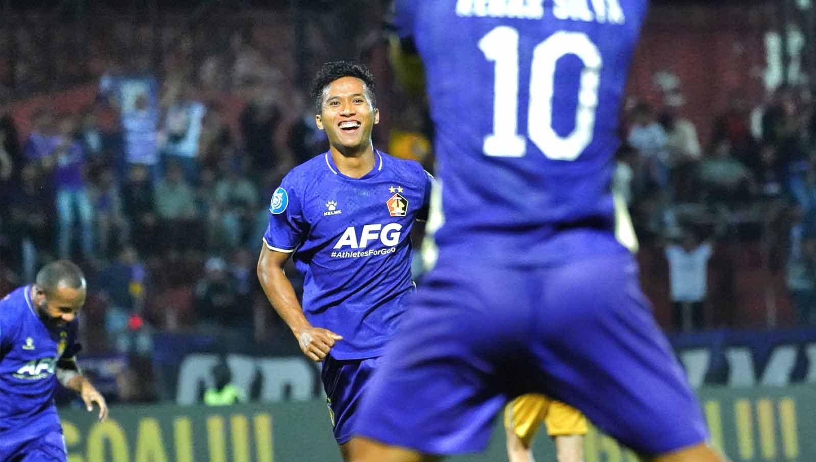 Selebrasi pemain Persik Mohammad Khanafi dengan rekan setimnya usai mencetak gol ke gawang Bhayangkara FC pada pekan ke-14 Liga 1 2023 di Brawijaya (Kediri), Sabtu (30/09/23). (Foto: MO Persik Kediri) Copyright: © MO Persik Kediri