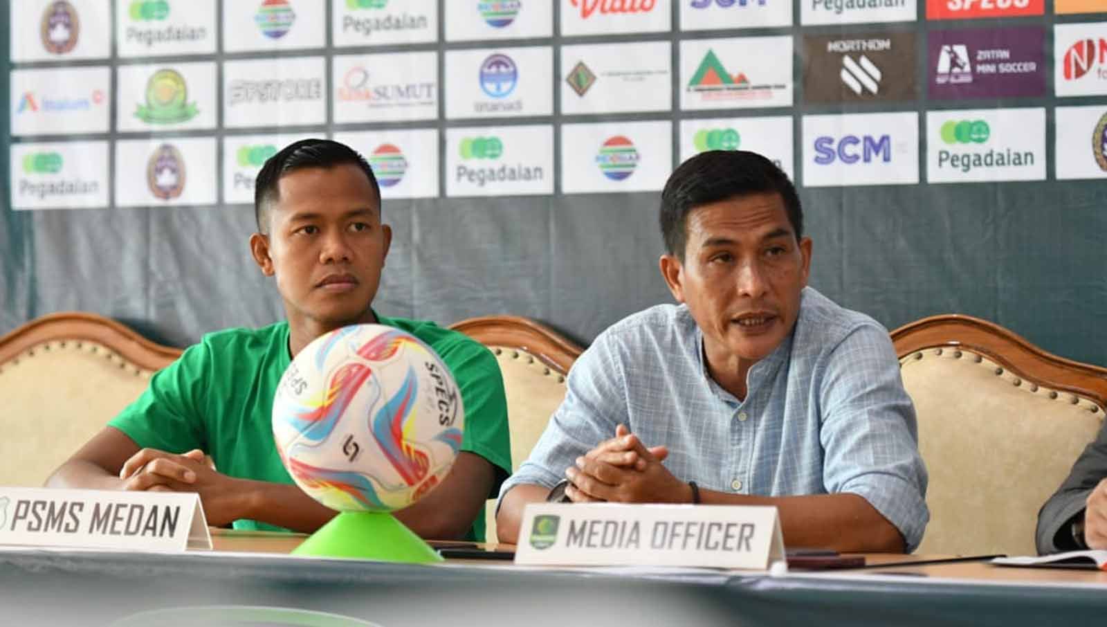 Pelatih PSMS, Ridwan Saragih (kanan), didampingi pemainnya, Joko Susilo (kiri). (Foto: MO PSMS Medan) Copyright: © MO PSMS Medan