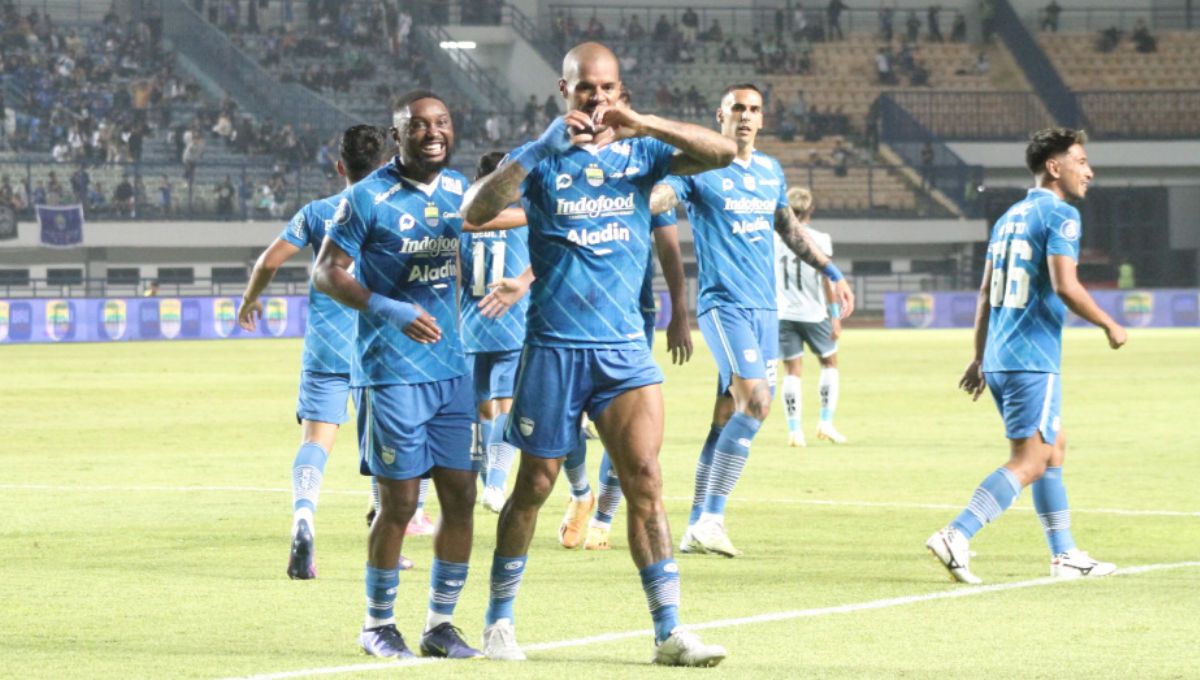 Selebrasi striker Persib, David da Silva usai cetak gol ke gawang Persita pada pekan ke-14 Liga 1 2023/2024 di Stadion GBLA, Minggu (01/10/23). Copyright: © Arif Rahman/INDOSPORT