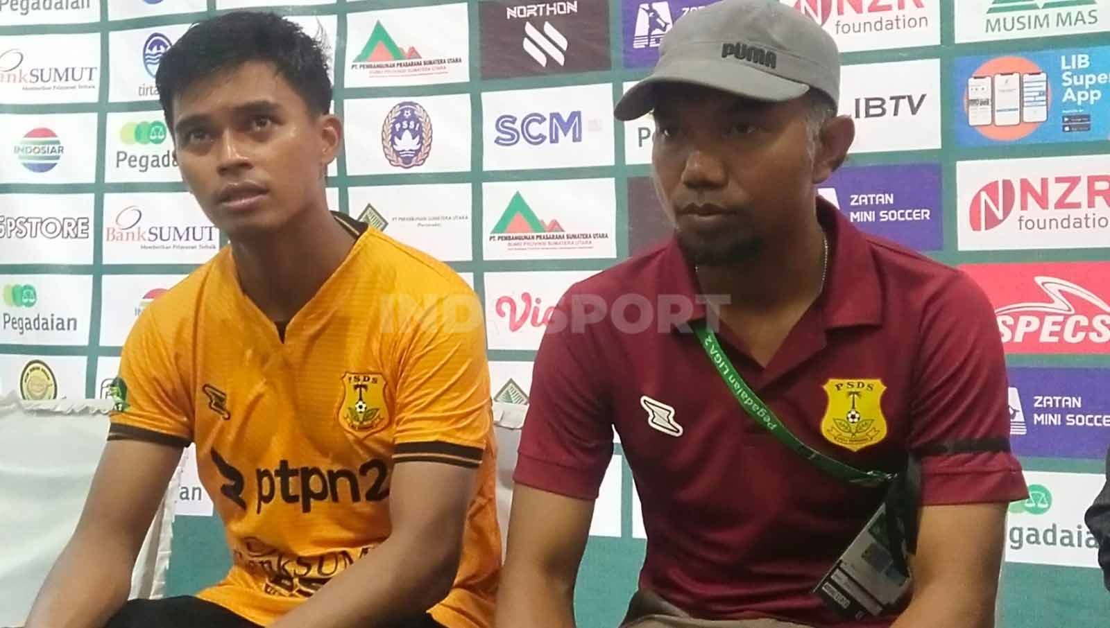 Pelatih PSDS Deli Serdang, Susanto (kanan), didampingi pemainnya, Ilham Wibowo Yusuf (kiri). (Foto: Aldi Aulia Anwar/INDOSPORT) Copyright: © Aldi Aulia Anwar/INDOSPORT