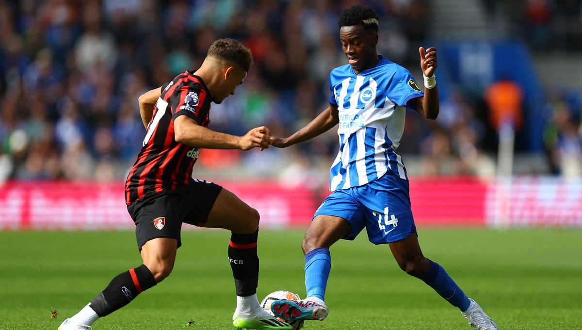 Simon Adingra berduel dengan Max Aarons (kiri) di laga Brighton vs Bournemouth. (Foto: REUTERS/Hannah Mckay) Copyright: © REUTERS/Hannah Mckay