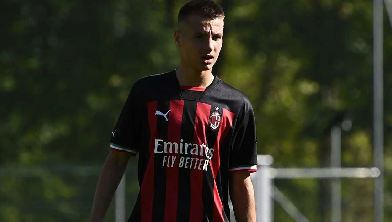 Tinggal menghitung waktu debut di tim senior AC Milan, Francesco Camarda yang masih berusia 15 tahun agaknya bisa buat Erling Haaland ketar-ketir. Copyright: © acmilan.com