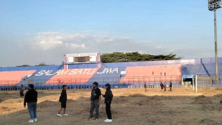 Kondisi rumput lapangan Stadion Kanjuruhan yang kering setelah 1 tahun ditutup. Copyright: © Ian Setiawan/INDOSPORT