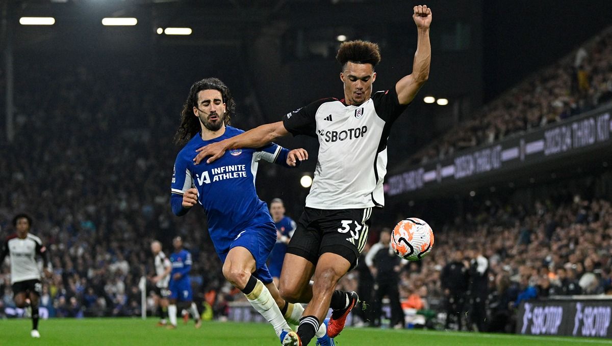 Marc Cucurella (kiri) berduel dengan Antonee Robinson di laga Fulham vs Chelsea. (Foto: REUTERS/Tony Obrien) Copyright: © REUTERS/Tony Obrien