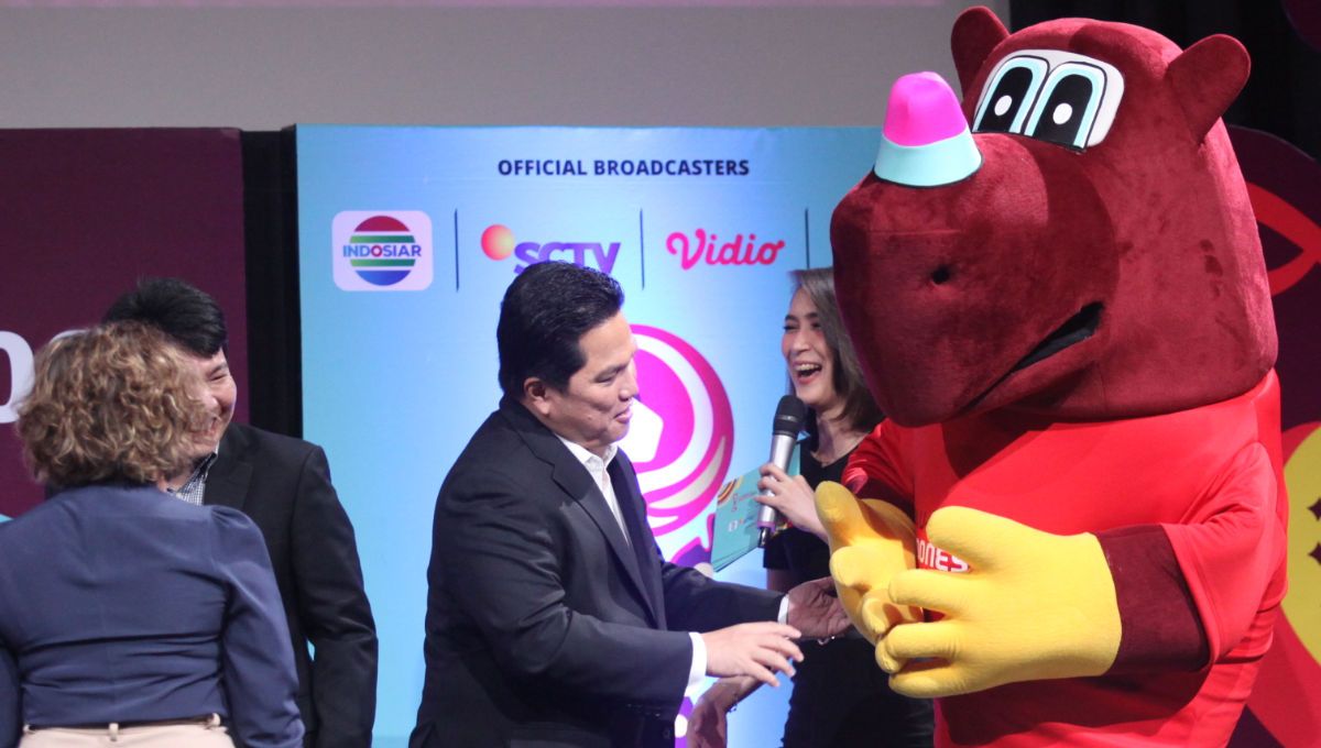 Ketum PSSI Erick Thohir bersama Maskot Resmi World Cup U-17 Indonesia, Bacuya dalam acara Broadcaster Announcement di Jakarta, Selasa (03/10/23). Copyright: © Herry Ibrahim/INDOSPORT