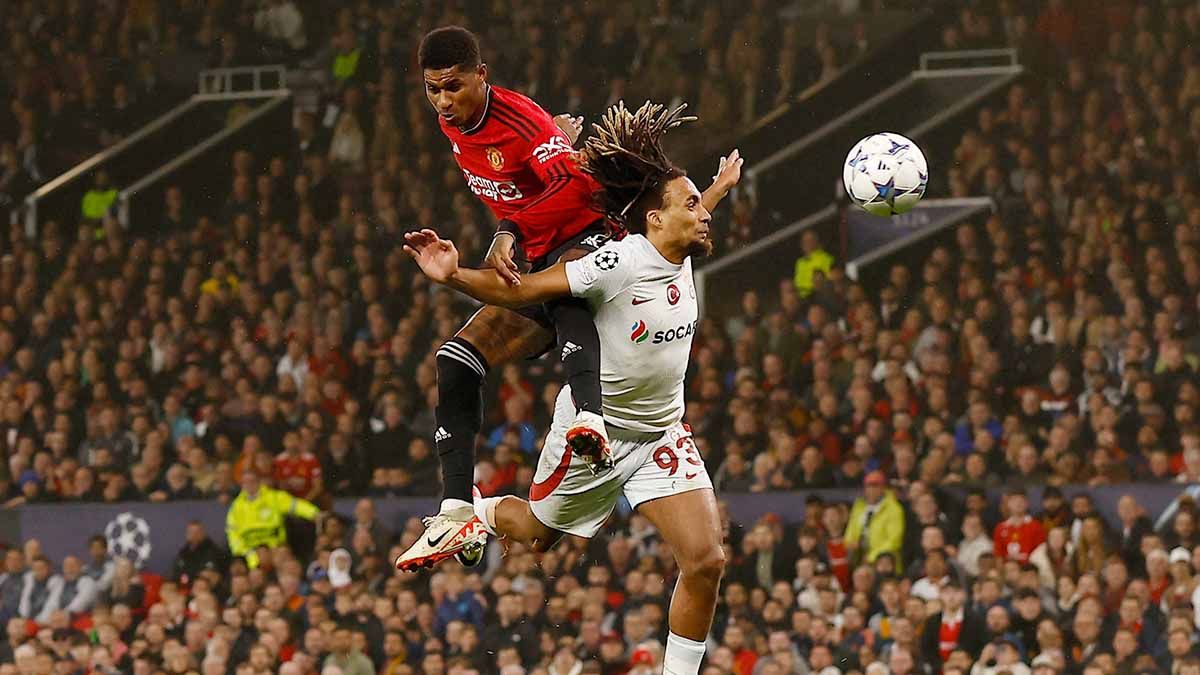 Pemain Manchester United, Marcus Rashford saat berduel dengan pemain Galatasaray Sacha Boey di laga Liga Champions 2023. (Foto: REUTERS/Jason Cairnduff) Copyright: © REUTERS/Jason Cairnduff