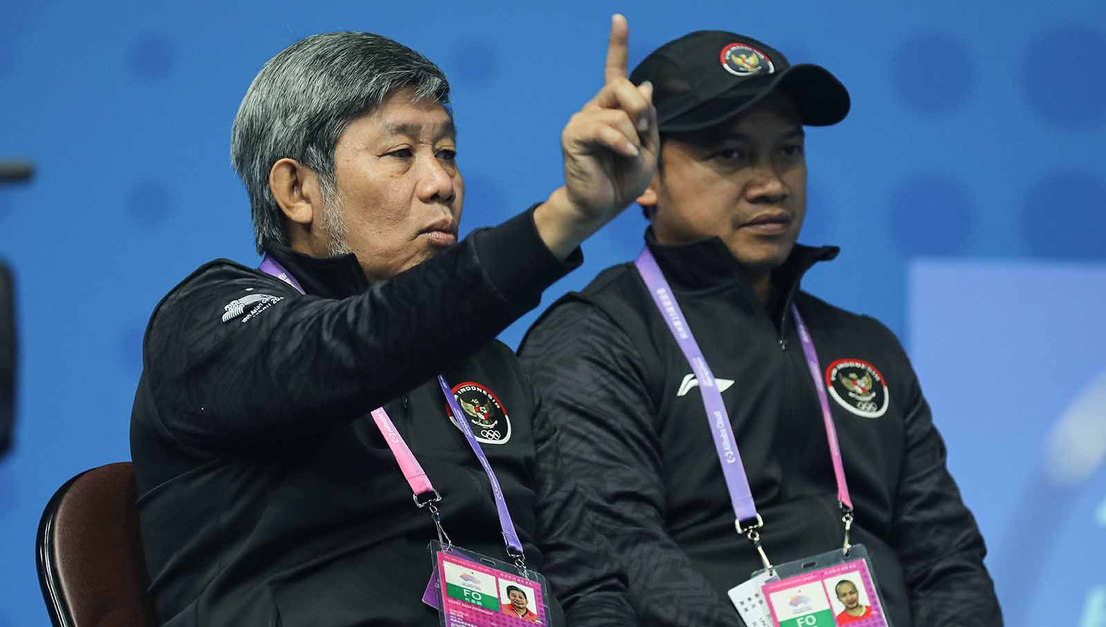 Pelatih ganda campuran Indonesia, Herry Iman Pierngadi didampingi Amon Sunaryo di Asian Games 2022. (Foto: PBSI) Copyright: © PBSI