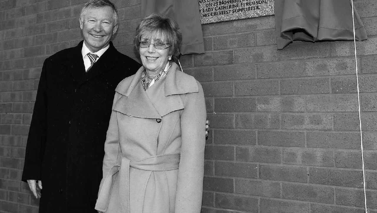Belahanan jiwa atau istri Sir Alex Ferguson (pelatih legendaris Manchester United), Lady Cathy Ferguson, berpulang pada usia yang ke-84 tahun. Copyright: © manutd.com