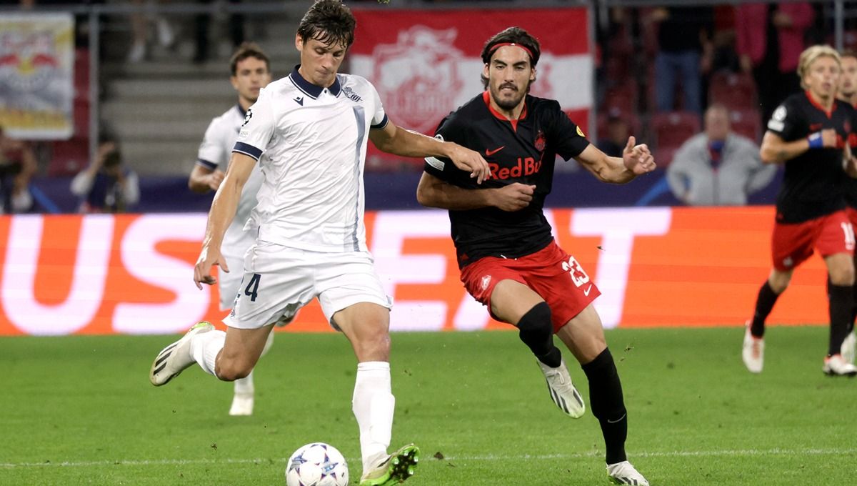 Robin Le Normand (kiri) berduel dengan Roko Simic di laga RB Salzburg vs Real Sociedad. (Foto: REUTERS/Leonhard Foeger) Copyright: © REUTERS/Leonhard Foeger