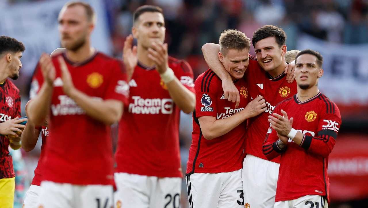 Pemain Manchester United Scott McTominay merayakan bersama Harry Maguire Reuters/Jason Cairnduff Copyright: © Reuters/Jason Cairnduff