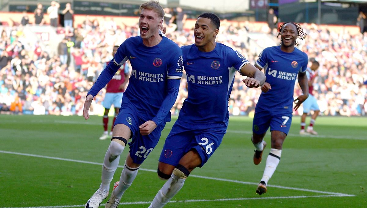 Cole Palmer (kiri) dan Levi Colwill berselebrasi di laga Burnley vs Chelsea. (Foto: Reuters/Lee Smith) Copyright: © Reuters/Lee Smith