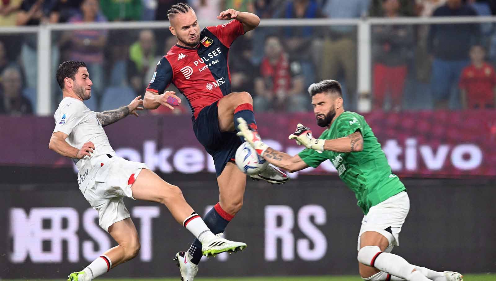 Pemain AC Milan Olivier Giroud melakukan penyelamatan gawang setelah menggantikan kiper Mike Maignan pada laga Serie A Italia, Minggu (08/10/23). (Foto: REUTERS/Daniele Mascolo) Copyright: © REUTERS/Daniele Mascolo