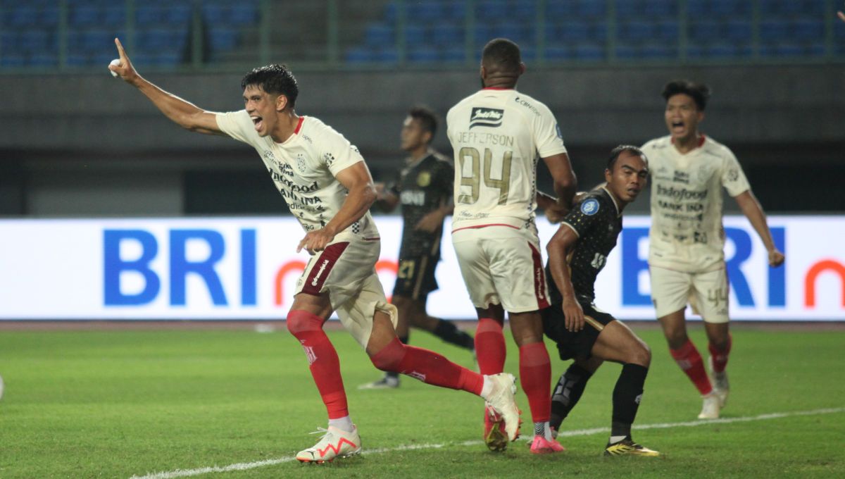 Selebrasi bek Bali United, Elias Dolah usai cetak gol kedua ke gawang Bhayangkara FC dalam laga pekan ke-15 Liga 1 2023/2024 di Stadion Patriot, Minggu (08/10/23). Copyright: © Herry Ibrahim/INDOSPORT
