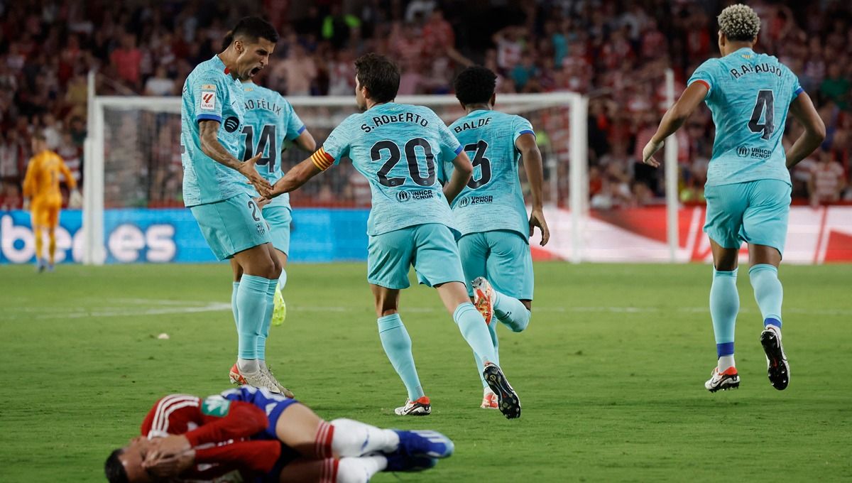 Selebrasi Sergi Roberto saat menyelamatkan Barcelona dari kekalahan di laga melawan Granada Copyright: © REUTERS/Jon Nazca