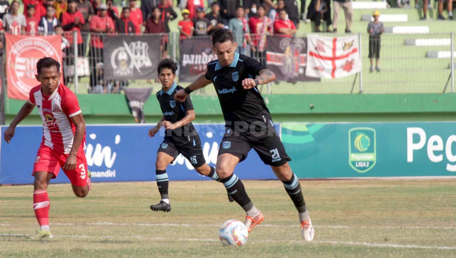 Silvio Escobar berusaha mencetak gol ke gawang Deltras FC pada awal babak pertama pada laga Pegadaian Liga 2. Copyright: &copy; Fitra Herdian/INDOSPORT