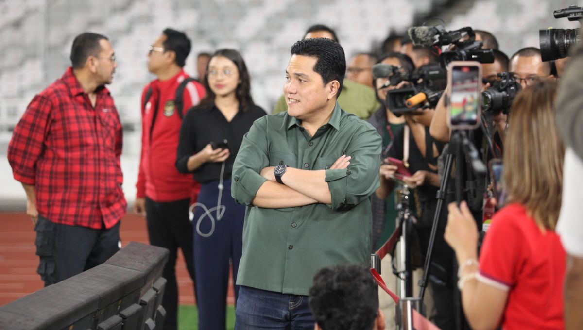 Ketum PSSI, Erick Thohir saat menyaksikan official training Timnas Indonesia jelang laga Pra Piala Dunia melawan Brunei Darussalam di Stadion GBK, Rabu (11/10/23). Copyright: © Herry Ibrahim/INDOSPORT