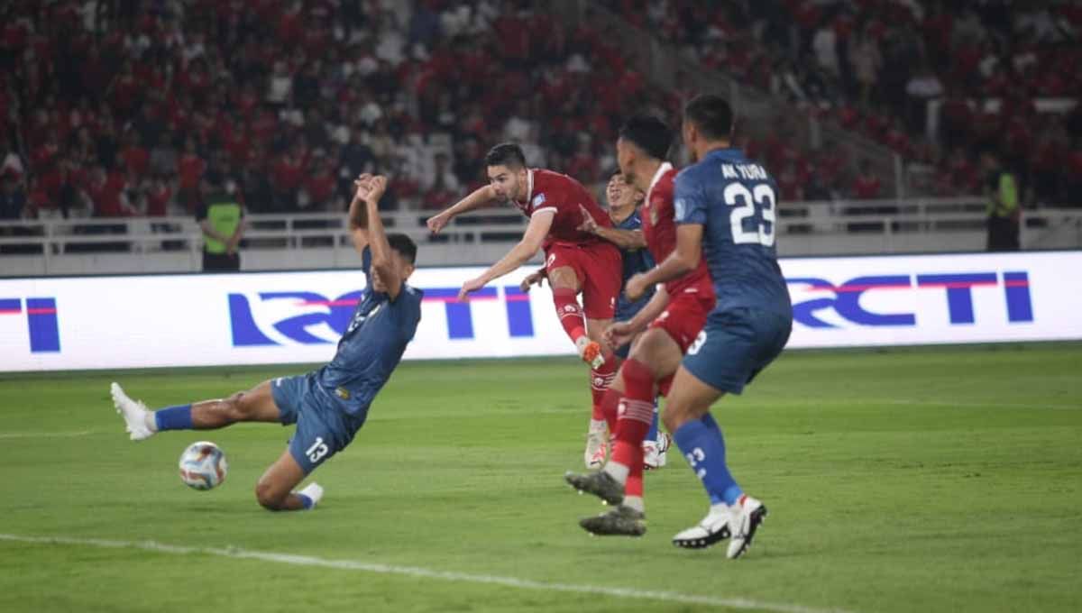 Sandy Walsh coba melepaskan tendang dari luar kotak penalti di laga timnas Indonesia (senior) vs Brunei Darussalam di Kualifikasi Piala Dunia 2026. Copyright: © INDOSPORT.COM/Herry Ibrahim