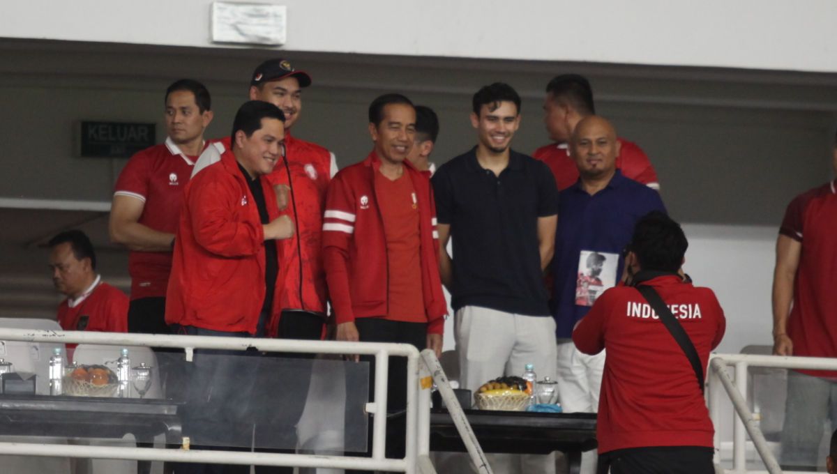 Calon pemain naturalisasi, Nathan Tjoe hadir di Stadion GBK untuk saksikan laga pra Piala Dunia antara Timnas Indonesia vs Brunei Darussalam, Kamis (12/10/23). Copyright: © Herry Ibrahim/INDOSPORT