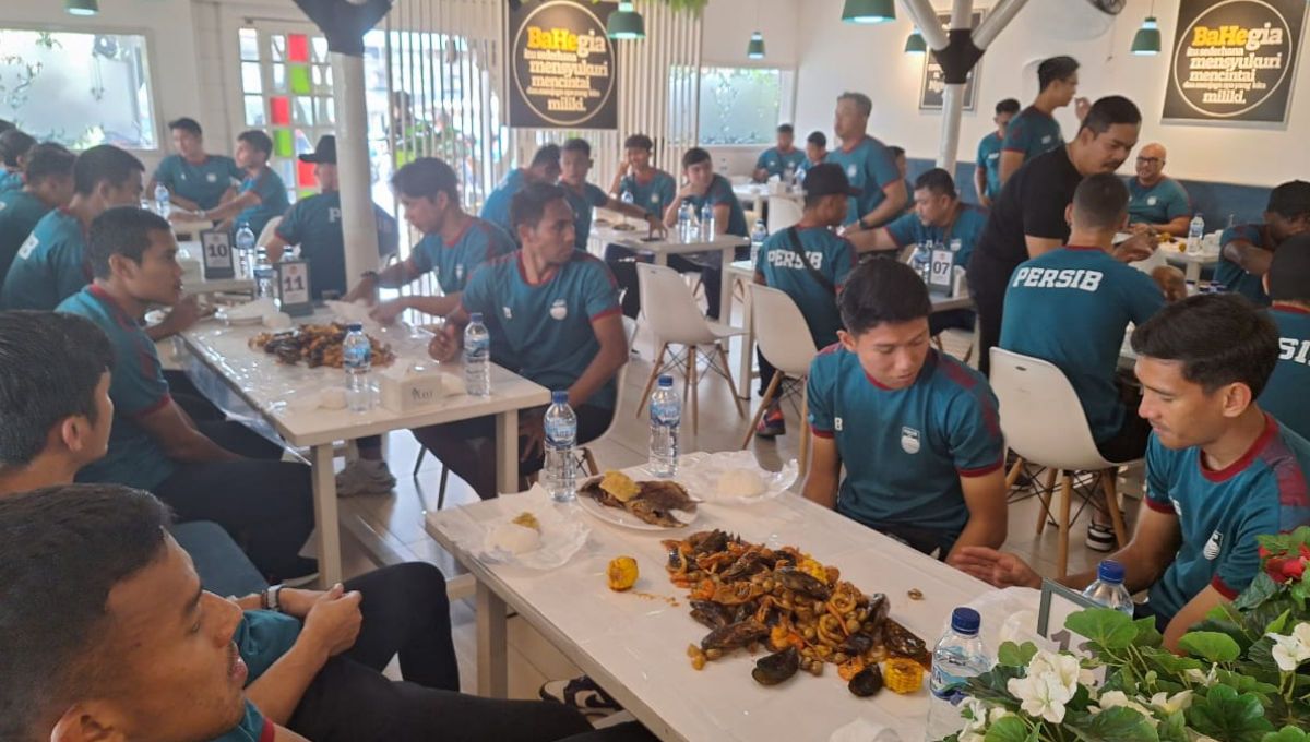 Komisaris PT PBB, Umuh Muchtar, mengundang tim Persib untuk makan bersama di restoran miliknya, Kamis (12/10/23), untuk mempererat kekompakan tim. Copyright: © Arif Rahman/INDOSPORT