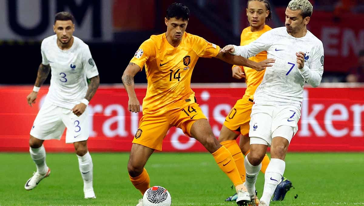 Pemain Belanda, Tijjani Reijnders (tengah), dikaitkan dengan Manchester United. Foto: REUTERS/Piroschka Van De Wouw. Copyright: © REUTERS/Piroschka Van De Wouw