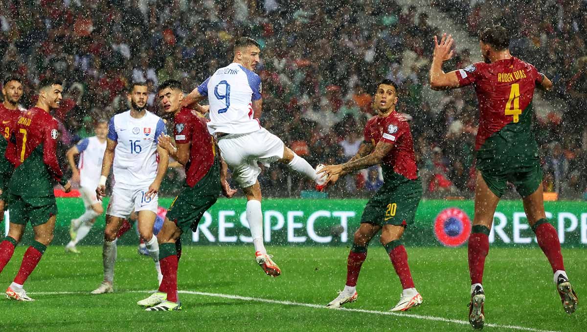 Hujan warnai pertandingan Portugal vs Slovakia di Kualifikasi Euro 2024. Copyright: © REUTERS/Pedro Nunes