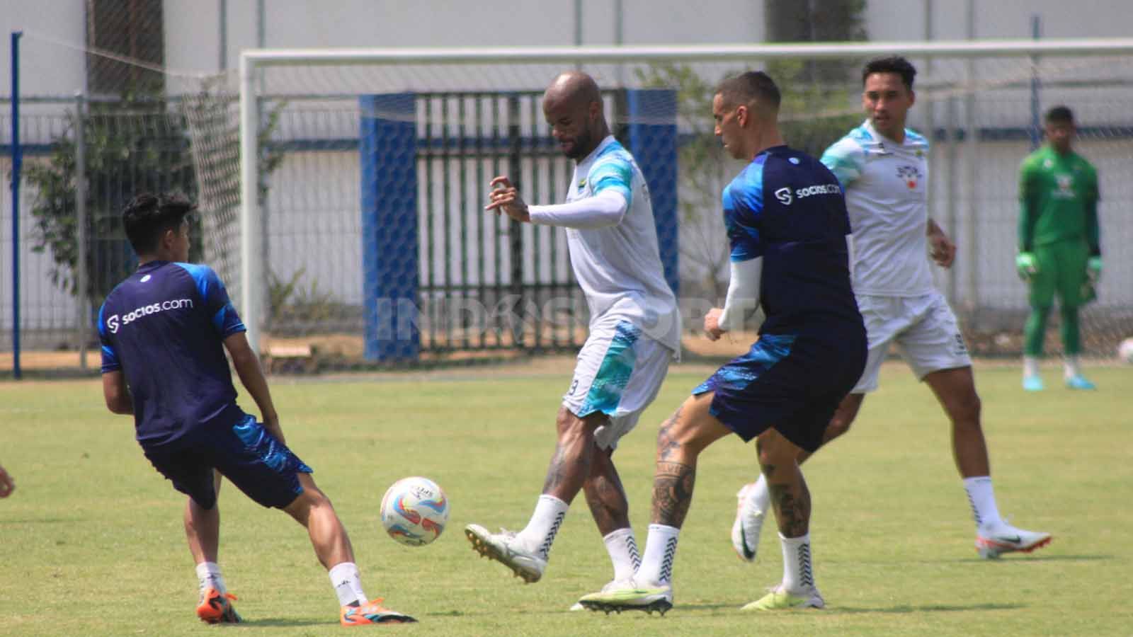 David da Silva dikawal ketat Alberto Rodriguez Martin, saat game internal di Stadion Persib, Jalan Ahmad Yani, Kota Bandung, Sabtu (14/10/23). Copyright: © Arif Rahman/INDOSPORT