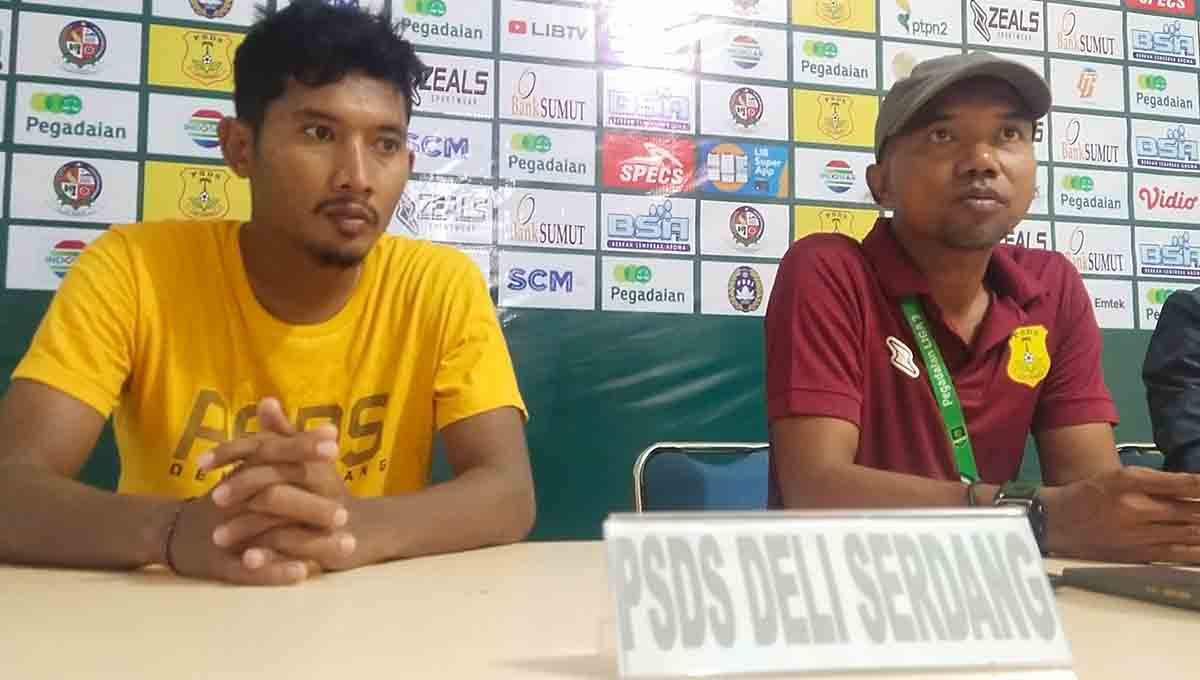 Susanto (kanan) didampingi pemainnya, Dicky Yudistia (kiri) umumkan mundur sebagai Pelatih Kepala PSDS. Copyright: © Aldi Aulia Anwar/INDOSPORT