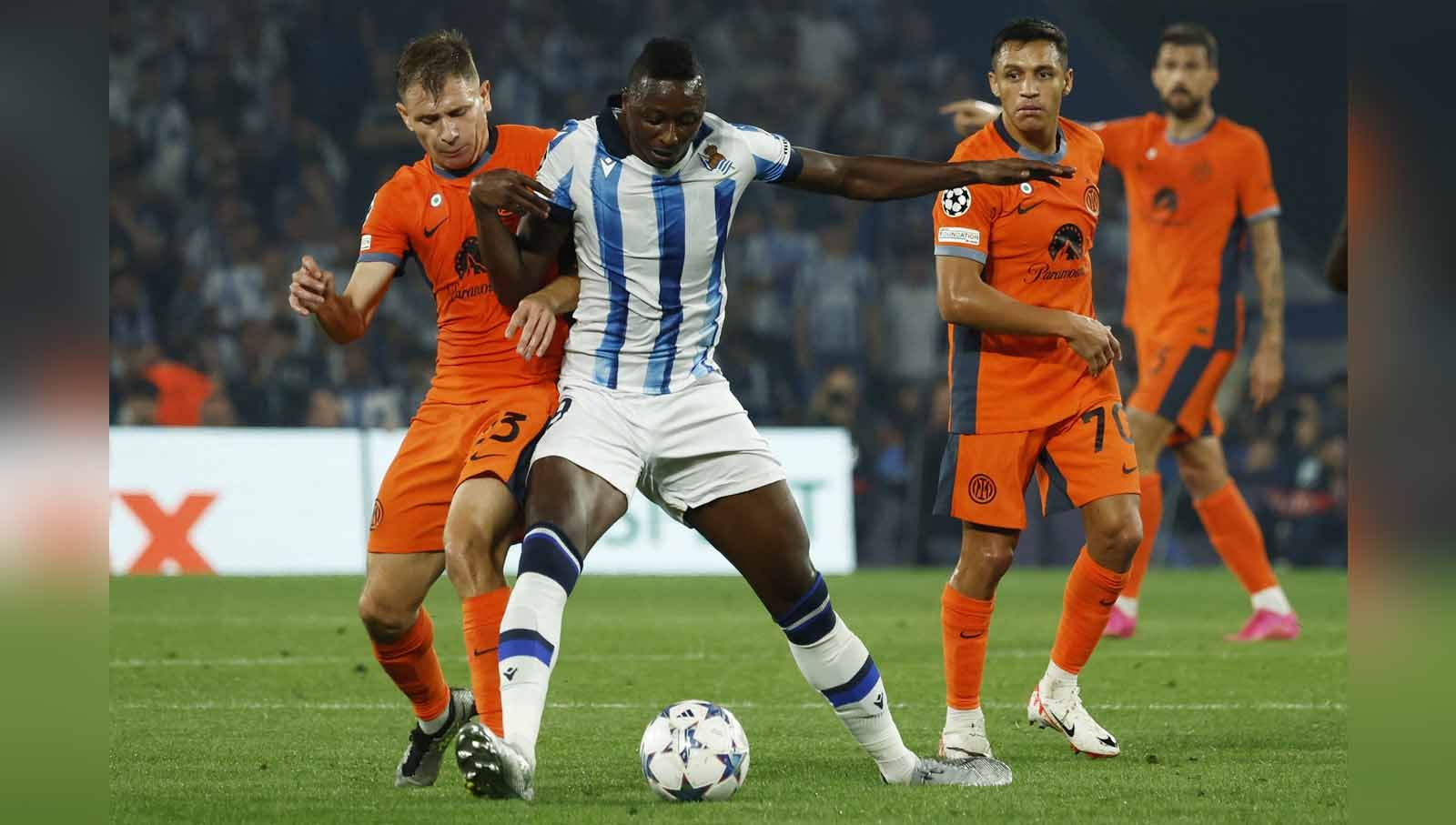 Klub Liga Inggris (Premier League), Manchester United, buru striker Real Sociedad, Umar Sadiq, pada bursa transfer 2024 seusai diakuisisi Sir Jim Ratcliffe. Copyright: © REUTERS/Vincent West