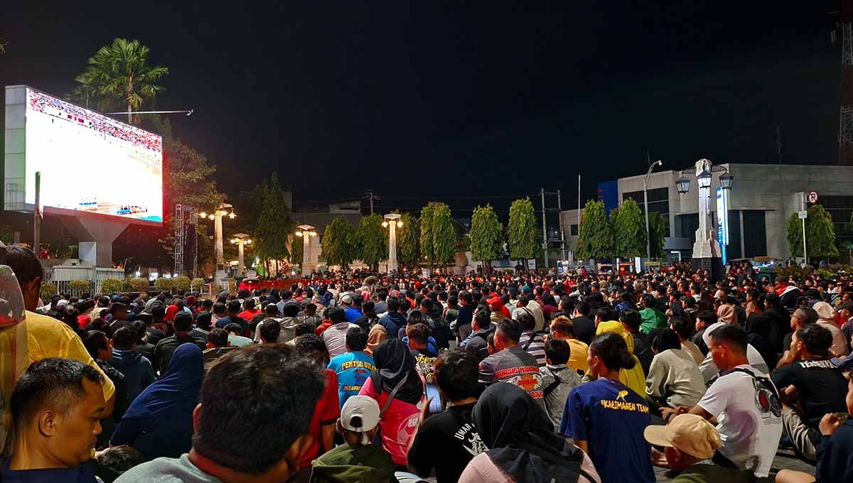 Suasana masyarakat Solo menyaksikan nonton bareng Brunei Darussalam vs Indonesia di Kualifikasi Piala Dunia 2026. Copyright: © Nofik Lukman Hakim/INDOSPORT