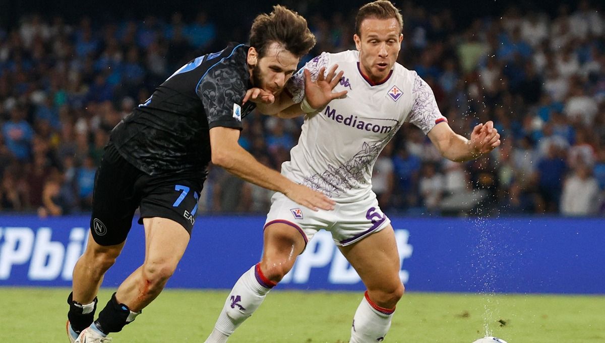 Duel Arthur Melo (kanan) dengan Khvicha Kvaratskhelia di laga Napoli vs Fiorentina. (Foto: REUTERS/Ciro De Luca) Copyright: © REUTERS/Ciro De Luca