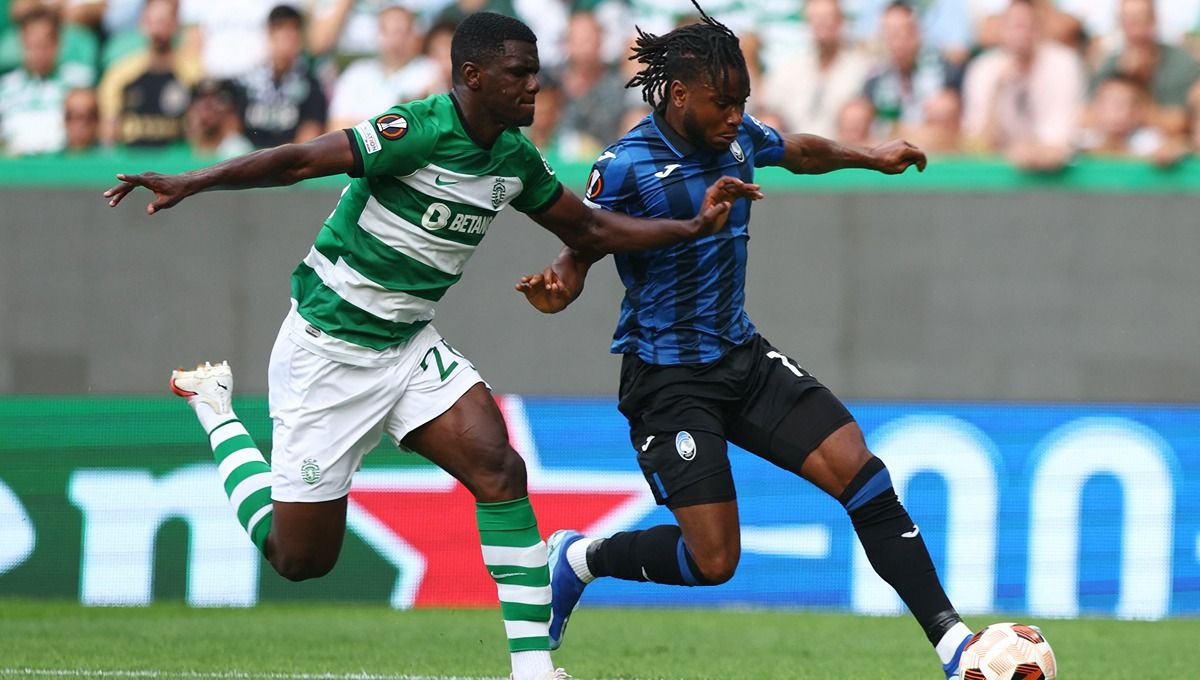 Aksi Ousmande Diomande (kiri) berduel dengan Ademola Lookman di laga Sporting CP vs Atalanta. (Foto: REUTERS/Pedro Nunes) Copyright: © REUTERS/Pedro Nunes