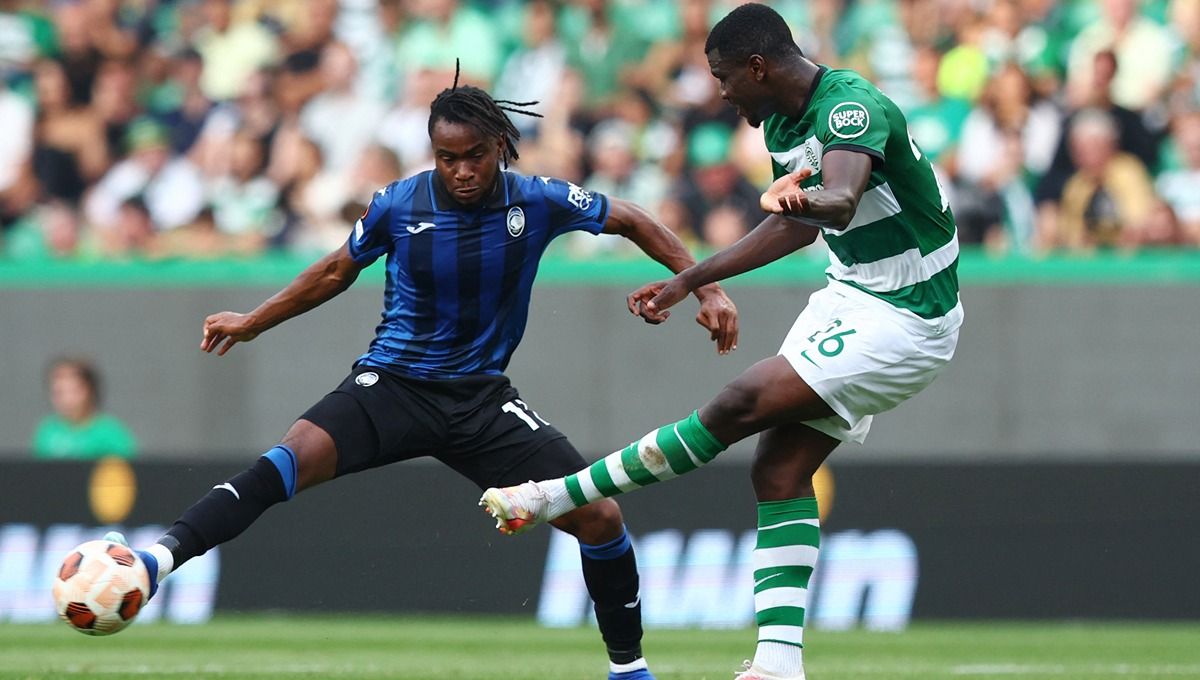 Aksi Ousmande Diomande (kanan) berduel dengan Ademola Lookman di laga Sporting CP vs Atalanta. (Foto: REUTERS/Pedro Nunes) Copyright: © REUTERS/Pedro Nunes