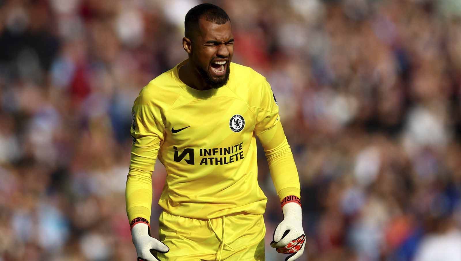 Klub Liga Inggris (Premier League), Chelsea, dikabarkan siap mencari kiper untuk menggantikan Robert Sanchez pada bursa transfer Januari 2024. Copyright: © Reuters/Lee Smith