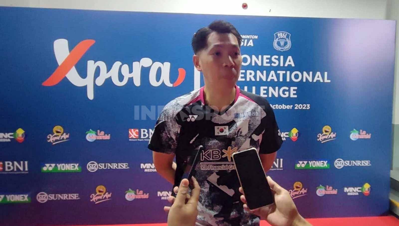 Rony Agustinus berhasil mengantarkan dua atlet korea selatan Sim Yu Jin dan Kim Ga Ram meraih medali emas dan perak di turnamen xpora iic 2023 Surabaya. (Foto: Fitra Herdian/INDOSPORT) Copyright: © Fitra Herdian/INDOSPORT