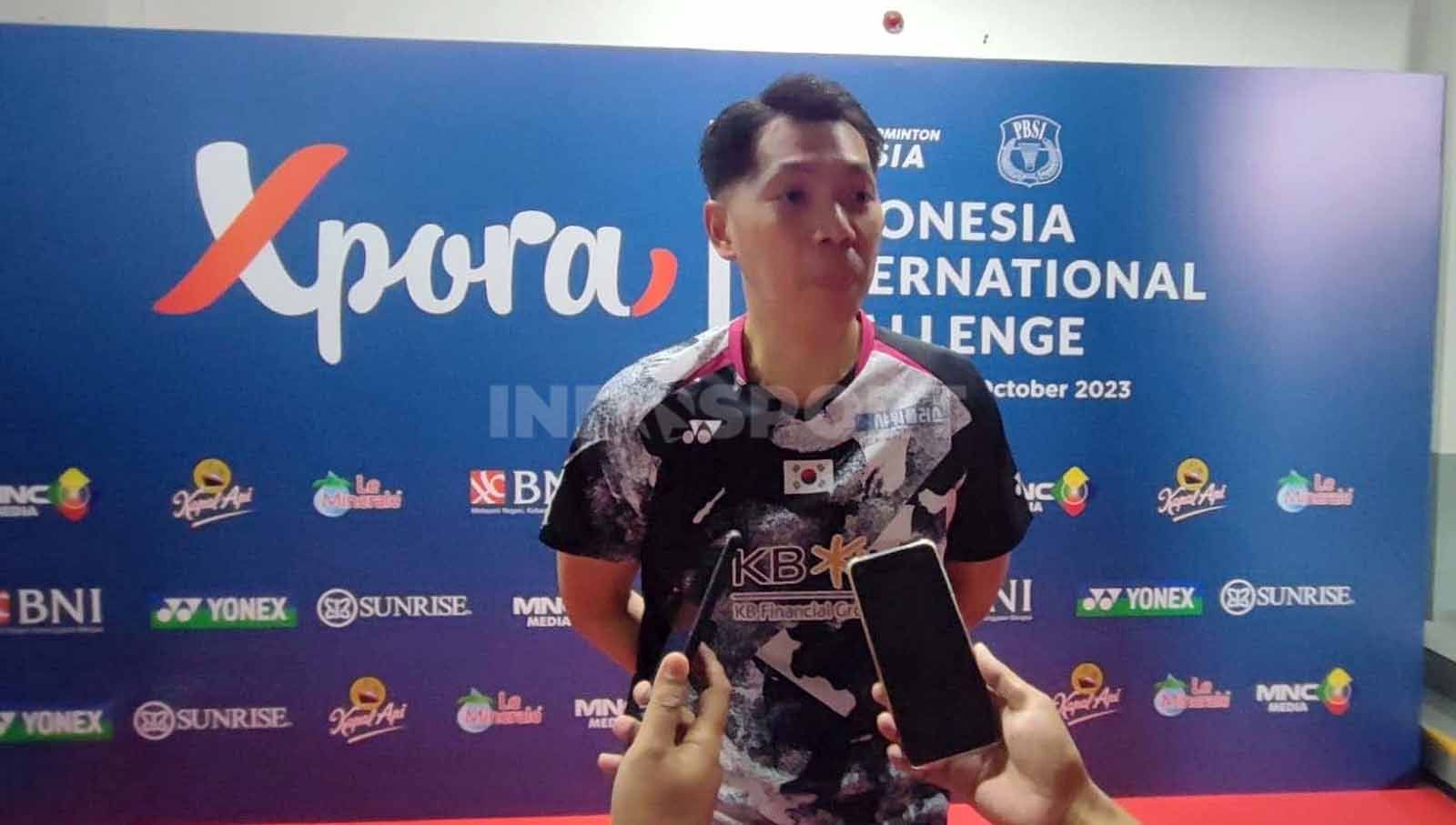 Rony Agustinus berhasil mengantarkan dua pebulutangkis korea selatan Sim Yu Jin dan Kim Ga Ram meraih medali emas dan perak di Xpora Indonesia International Challenge (IIC) 2023 Surabaya. (Foto: Fitra Herdian/INDOSPORT) Copyright: © Fitra Herdian/INDOSPORT