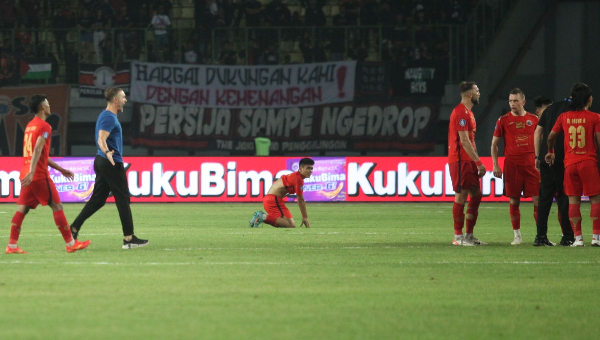 Pelatih Thomas Doll, berlari untuk menghampiri wasit untuk mempertanyakan beberapa keputusan kontroversial termasuk menganulir gol Persija ke gawang RANS FC. Copyright: © Herry Ibrahim/INDOSPORT