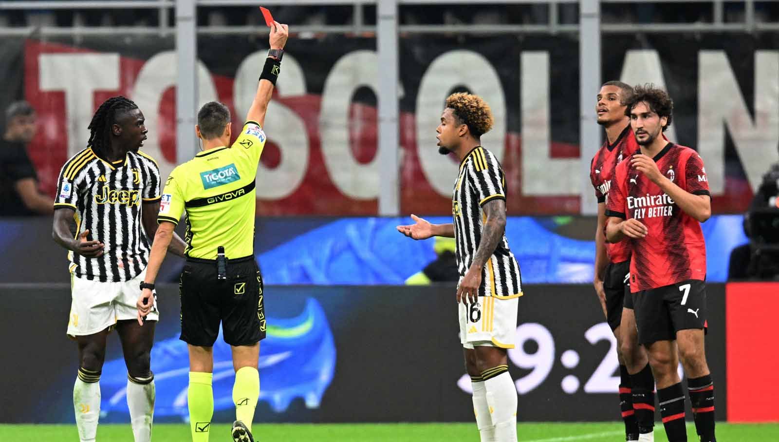 Pemain AC Milan Malick Thiaw mendapat kartu merah oleh wasit Maurizio Mariani setelah melanggar pemain Juventus Weston McKennie pada laga Liga Italia, Senin (23/10/23). (Foto: REUTERS/Daniele Mascolo) Copyright: © REUTERS/Daniele Mascolo