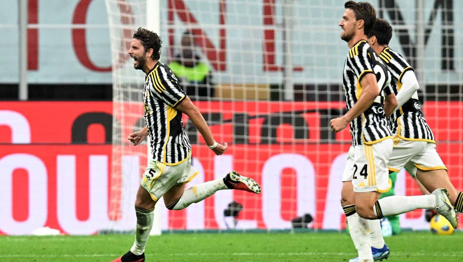 Selebrasi pemain Juventus Manuel Locatelli usai mencetak gol. Copyright: © REUTERS/Daniele Mascolo