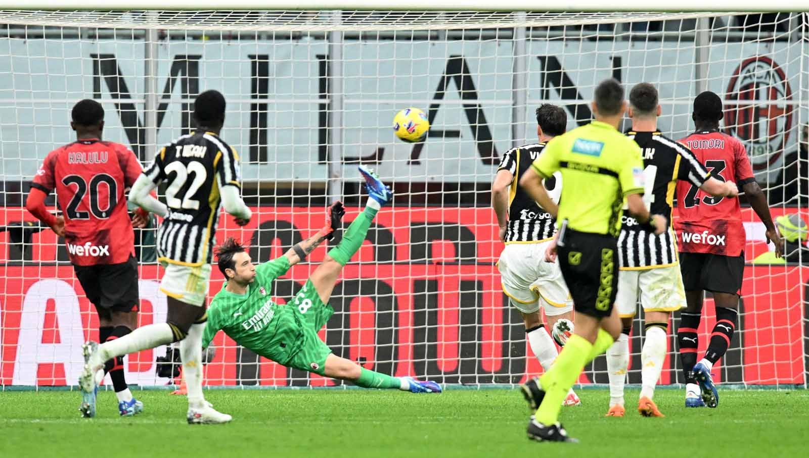 Kiper AC Milan, Antonio Mirante gagal menghalau tendangan dari pemain Juventus, Manuel Locatelli pada laga Liga Italia, Senin (23/10/23). (Foto: REUTERS/Daniele Mascolo) Copyright: © REUTERS/Daniele Mascolo