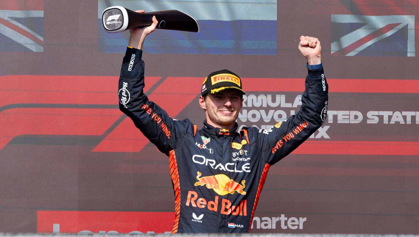 Max Verstappen saat mengangkat trofi di podium usai memenangkan Grand Prix Formula 1 Amerika Serikat 2023. (Foto: REUTERS/Brian Snyder) Copyright: © REUTERS/Brian Snyder
