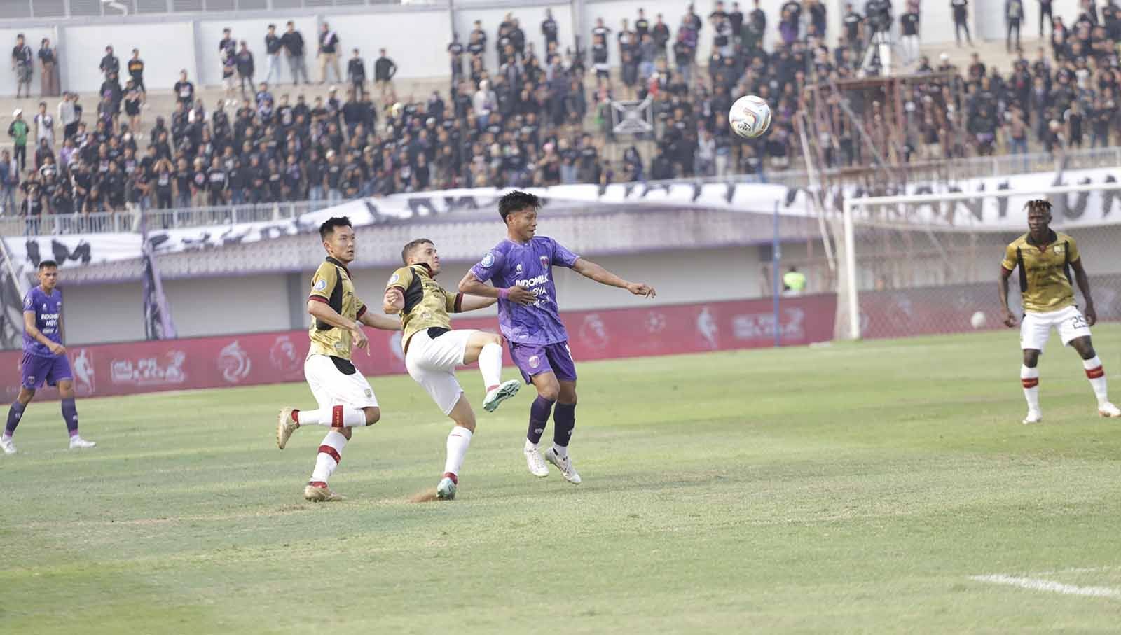 Pemain Persita Tangerang mendapat perlawanan dari pemain Persis pada pekan ke-16 laga BRI Liga 1 2023, Minggu (22/10/23). (Foto: MO Persita Tangerang) Copyright: © MO Persita Tangerang