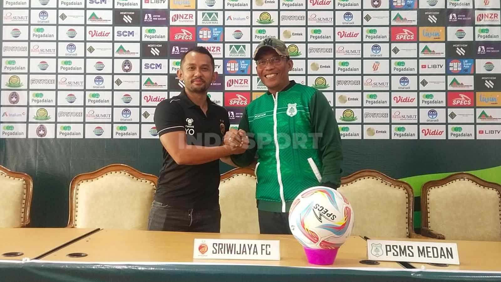 Pelatih dari PSMS, Miftahudin Mukson (kanan), dan pelatih Sriwijaya FC, M Yusup Prasetiyo (kiri). (Foto: Aldi Aulia Anwar/INDOSPORT) Copyright: © Aldi Aulia Anwar/INDOSPORT