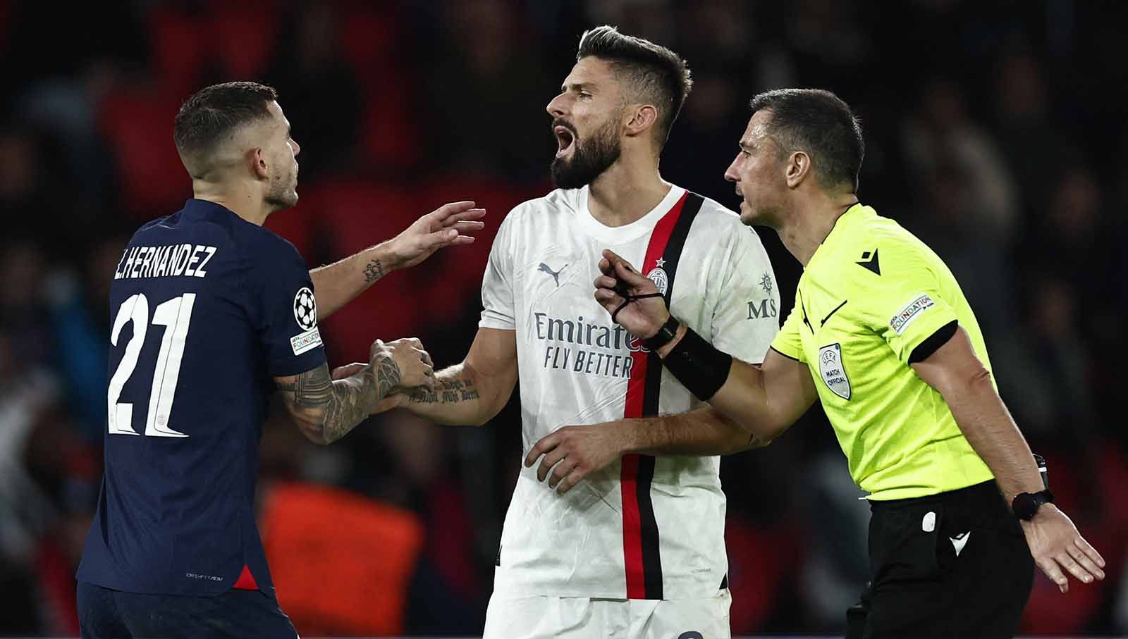 Pemain Paris Saint Germain Lucas Hernandez saat bersitegang dengan pemain AC Milan Olivier Giroud pada laga Liga Champions di Stadion Parc des Princes, Prancis, Kamis (26/10/23). (Foto: REUTERS/Gonzalo Fuentes) Copyright: © REUTERS/Gonzalo Fuentes