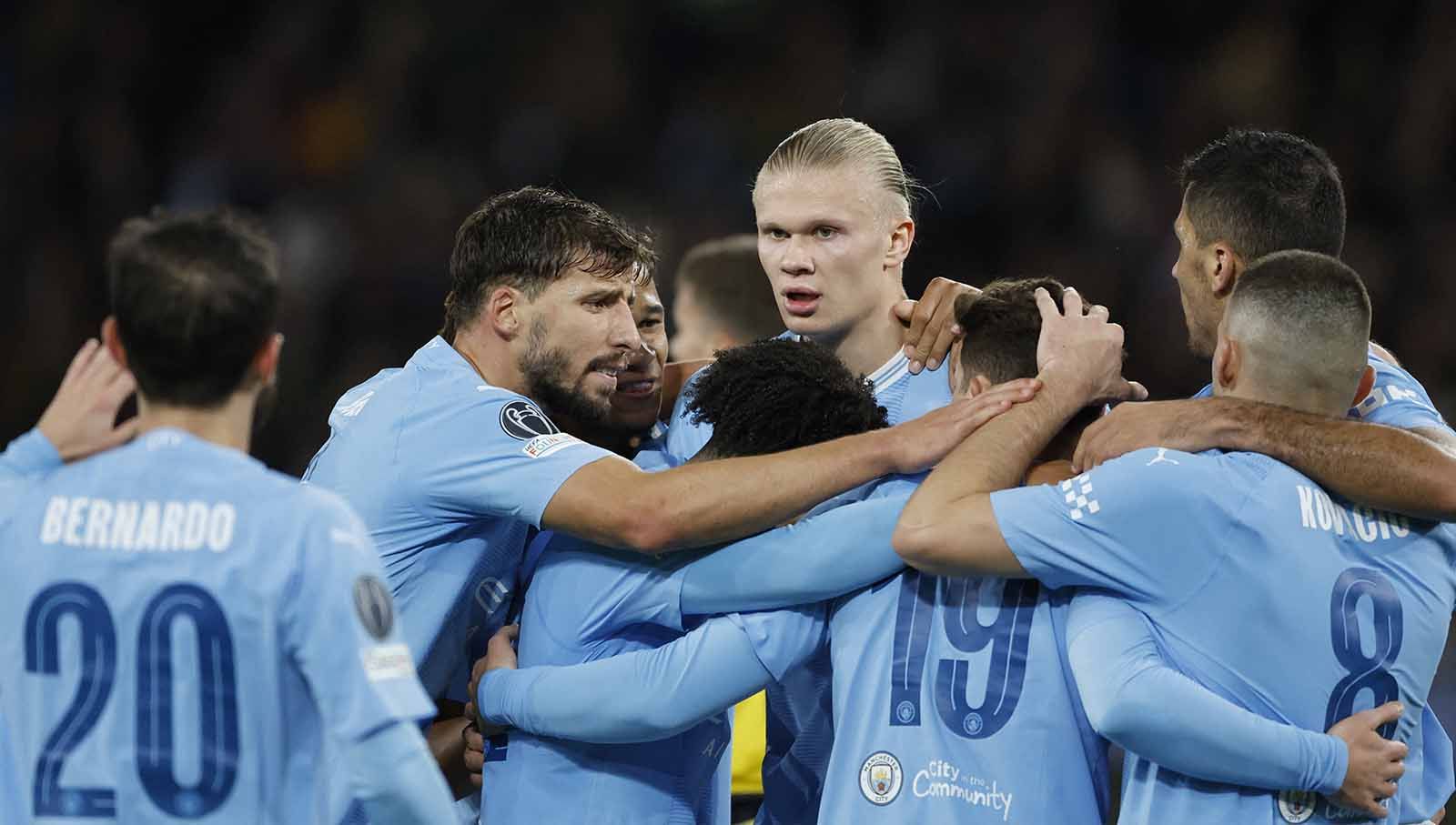 Erling Braut Haaland merayakan gol ketiga bersama rekan setimnya pada laga Liga Champions di Stadion Wankdorf, Swiss, Kamis (26/10/23). (Foto: REUTERS/Stefan Wermuth) Copyright: © REUTERS/Stefan Wermuth