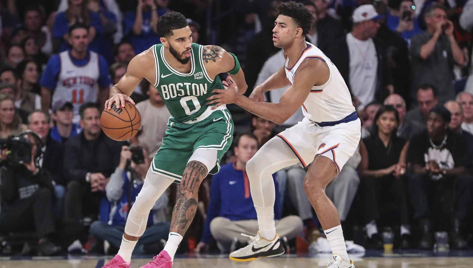 Pebasket Boston Celtics, Jayson Tatum, berusaha melewati pebasket New York Knicks, Quentin Grimes, di laga NBA di Madison Square Garden. Foto: REUTERS/Wendell Cruz. Copyright: © REUTERS/Wendell Cruz