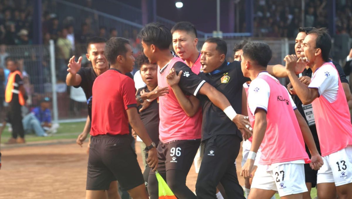 Derby Jatim antara Persik Kediri kontra Persebaya Surabaya di lanjutan Liga 1 2023/2024 sejatinya berlangsung ketat dan seru di Stadion Brawijaya Kediri, Jumat (27/10/23). Copyright: © Ian Setiawan/INDOSPORT